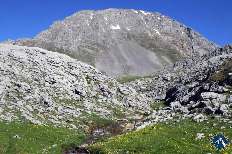 Pea Ubia desde Casa Mieres montaa con nios Asturias trekking Ubias Babia